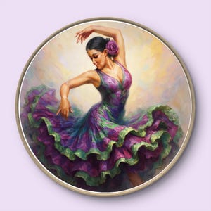 Puede incluir: Pintura enmarcada redonda de una bailarina de flamenco con un vestido arremolinado. El vestido es una mezcla de tonos morados, verdes y rosas, con una falda con volantes. La bailarina tiene una rosa en el pelo y está posando en pleno baile.