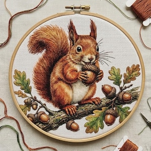Korsstygnsmönster med röd ekorre i PDF-format, broderidiagram med ekollon och eklöv, handbroderidesign med skogsdjur, direktnedladdning i pdf-format