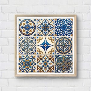 Op de afbeelding: Een ingelijste print met negen vierkante tegels met ingewikkelde blauwe en gouden geometrische patronen. De tegels zijn gerangschikt in een 3x3 raster, elk met een uniek ontwerp op een witte achtergrond. De lijst is licht van kleur.