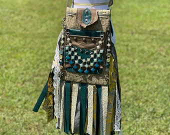 Bolso con flecos Teal Green Goddess: Bolso bohemio hecho a mano con cuero reciclado.