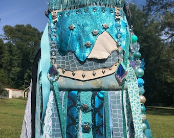 Bolso de diosa del agua verde azulado, bolso bohemio hippie adornado con dije vintage.