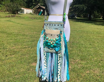 Bolso bandolera Aqua Fringe: cuero reciclado y joyería vintage.