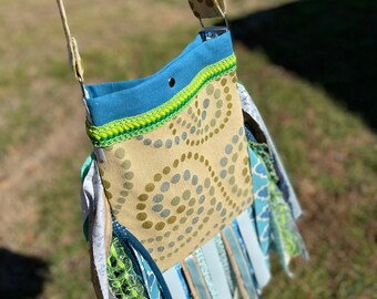 Bolso bandolera verde azulado con flecos: Bolso estilo boho para festivales.
