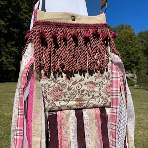 Borsa a tracolla con frange floreali: borsa boho hippie rosa bordeaux