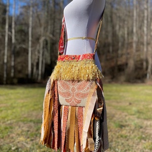 Borsa a tracolla con frange color arancione terroso: borsa hippie riciclata