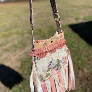 Borsa a tracolla con frange floreali: borsa boho hippie riciclata