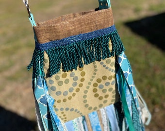 Bolso bandolera con flecos en tonos verde azulado y verde: Bolso estilo boho para festivales.