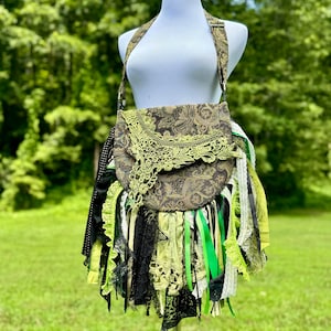 Trendy Fringe Bag - Perfect for Festivals, Hippie Inspired, Boho Chic Handbag