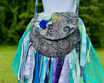 Bolso con flecos de encaje morado adornado: bolso bohemio, estilo hippie con un toque chic.