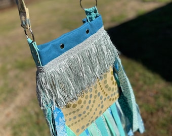 Bolso bandolera turquesa con flecos: Bolso estilo boho hippie para festivales.