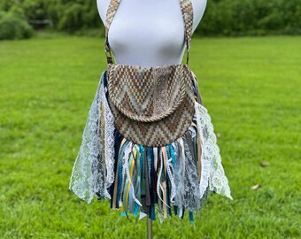 ¡Adopta el estilo bohemio con un bolso de encaje con flecos en tonos tierra: un bolso hippie adornado con detalles elegantes!