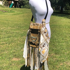 Erdige Boho Chic Tasche mit Steampunk Style. Eine Crossbody Messenger Tasche mit Verzierungen.