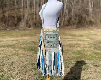 Bolso con flecos en verde azulado y gris, bolso bohemio hippie adornado con dije vintage.