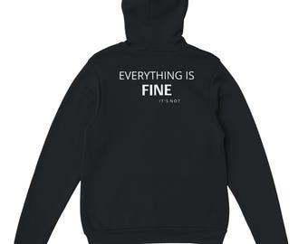 Felpa nera minimalista "Everything Is Fine", pullover con citazione estetica, felpa ironica e divertente, stampa posteriore streetwear pulita / Gildan® 18500 Nero
