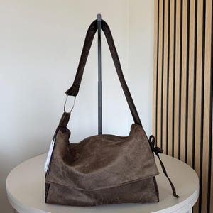 Borsa a tracolla in pelle scamosciata/pelle color cioccolato (edizione limitata)