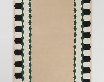 Minimalistischer Wollteppich mit grünem Rand, handgetufteter elfenbeinfarbener Teppich, moderner geometrischer Teppich.