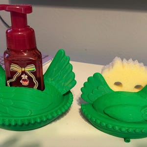 Puede incluir: Una taza de cer&aacute;mica blanca con asa negra y el texto "But First, Coffee" en negrita negra. La taza est&aacute; sobre un fondo borroso. La taza mide aproximadamente 10 cm de altura.