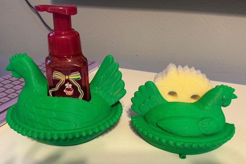 Puede incluir: Una taza de cer&aacute;mica blanca con asa negra y el texto "But First, Coffee" en negrita negra. La taza est&aacute; sobre un fondo borroso. La taza mide aproximadamente 10 cm de altura.