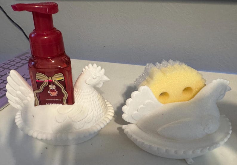 Soportes para jabón y esponja con forma de gallina anidada, impresos en 3D. imagen 2