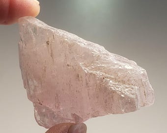 Ruw exemplaar van kunziet, 35,47 g