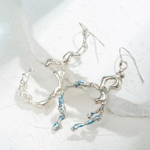 Pendientes Asimétricos de Plata, Diseño Fluido Abstracto, Joyería Statement Hecha a Mano, Pendientes Orgánicos Modernos