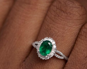 Anillo ovalado de esmeralda de laboratorio para mujer, anillo ajustable con halo de esmeralda, regalo de piedra natal de mayo, anillo de promesa con gema verde.