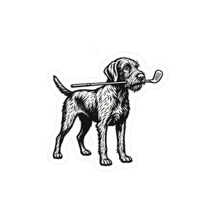 以下が含まれることがあります： 犬がゴルフのクラブを口にくわえた白黒のステッカー。犬は詳細な毛並みと遊び心のある姿勢で描かれています。ゴルフのクラブは水平に保持されており、ゴルフやスポーツをテーマにしています。