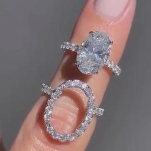 Peut inclure: Deux bagues en argent avec des pierres précieuses claires de taille ovale. L'une des bagues présente une grosse pierre centrale avec des pierres plus petites sur le groupe. L'autre bague a un design similaire, mais le centre est ouvert, créant une forme ovale.