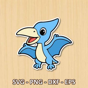 Puede incluir: Una ilustración de dibujos animados de un pterodáctilo azul claro con pico y vientre de color crema, con la boca muy abierta y las alas extendidas. Debajo del personaje, el texto dice SVG - PNG - DXF - EPS en una fuente oscura y negrita.
