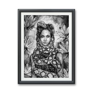 以下が含まれることがあります： 首と肩に蛇を巻き付けた女性の白黒の絵。女性は目を閉じ、花に囲まれている。