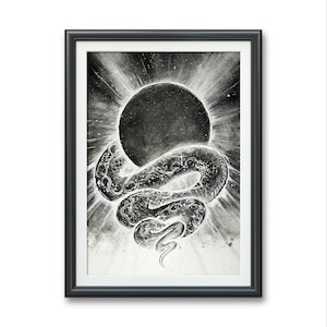 Peut inclure: Un dessin en noir et blanc d'un serpent enroulé autour d'un soleil noir avec une auréole blanche. L'arrière-plan est gris foncé avec des étoiles blanches.