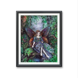 以下が含まれることがあります： 緑豊かな緑の森林の中に、小川のある苔むした岩の上に座っている、虹色の蝶の羽を持つ妖精の水彩画です。