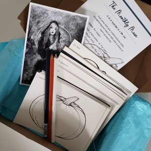 Caja de suscripción de inspiración artística de Halloween de Monthly Muse, 22 lecciones de indicaciones artísticas, calentamientos, educación en el hogar. Inktober espeluznante de octubre