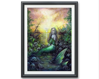 Puede incluir: Una sirena con el pelo largo y rubio se sienta en una cama de cráneos y huesos. Lleva una cola verde y tiene una expresión serena en su rostro. El fondo es una puesta de sol sobre una masa de agua con dos barcos en la distancia.