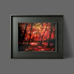 Puede incluir: Una pintura enmarcada que representa una escena de bosque con árboles rojos, naranjas y amarillos. Los árboles están silueteados contra un fondo oscuro, creando una sensación de profundidad y misterio.