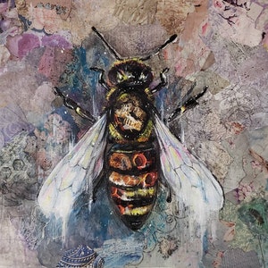 Puede incluir: Primer plano de una abeja con rayas amarillas y negras, pintada sobre un fondo texturizado con un collage de recortes de papel. Las alas de la abeja son blancas con un toque de color iridiscente.