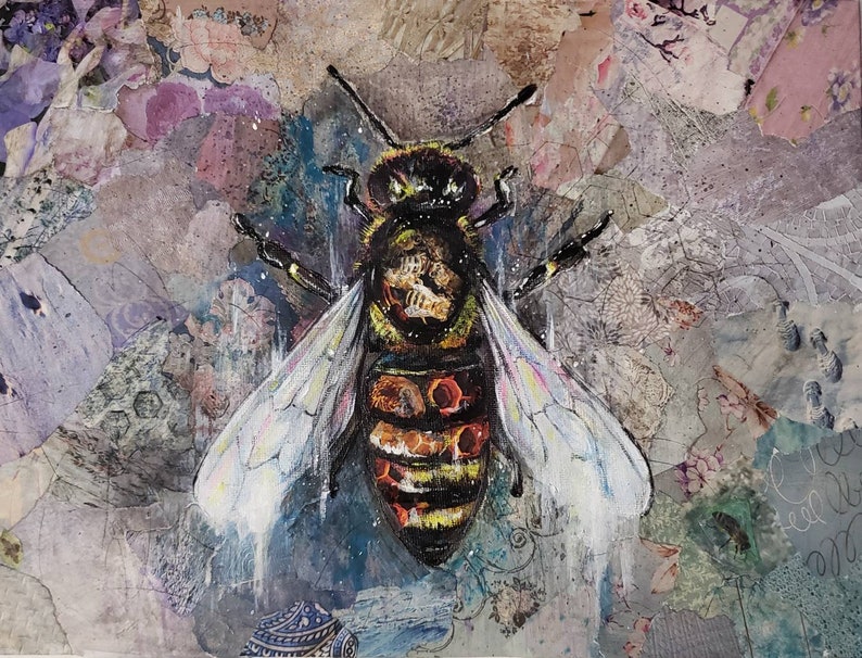 Puede incluir: Primer plano de una abeja con rayas amarillas y negras, pintada sobre un fondo texturizado con un collage de recortes de papel. Las alas de la abeja son blancas con un toque de color iridiscente.