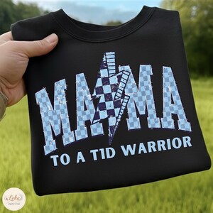 Retro Diabetes Awareness PNG design featuring “Mama to a T1D Warrior” text with blue ribbon, vintage style Type 1 Diabetes mom graphic for November awareness and support