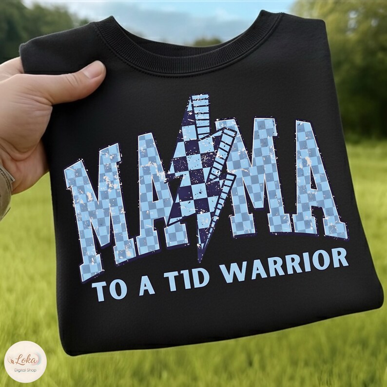Retro Diabetes Awareness PNG design featuring “Mama to a T1D Warrior” text with blue ribbon, vintage style Type 1 Diabetes mom graphic for November awareness and support