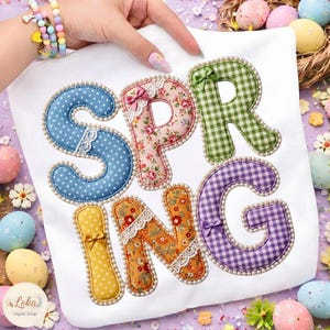 Puede incluir: Una tela blanca con la palabra "SPRING" aplicada en letras coloridas y estampadas. Las letras son de lunares azules, floral, cuadros verdes, floral naranja y cuadros morados. Cada letra está bordeada con perlas y adornada con lazos.