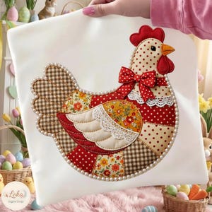 Può includere: Un cuscino bianco decorativo con un motivo a patchwork di gallina. La gallina ha cresta e bargigli rossi, un fiocco rosso ed è ornata di perle. Il patchwork include motivi floreali, a pois e a scacchi.