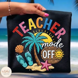 Puede incluir: Camiseta negra con un gráfico colorido con temática de playa. El diseño incluye una palmera, un sol, una estrella de mar y las palabras "TEACHER mode OFF". También se incluye una concha y chanclas.