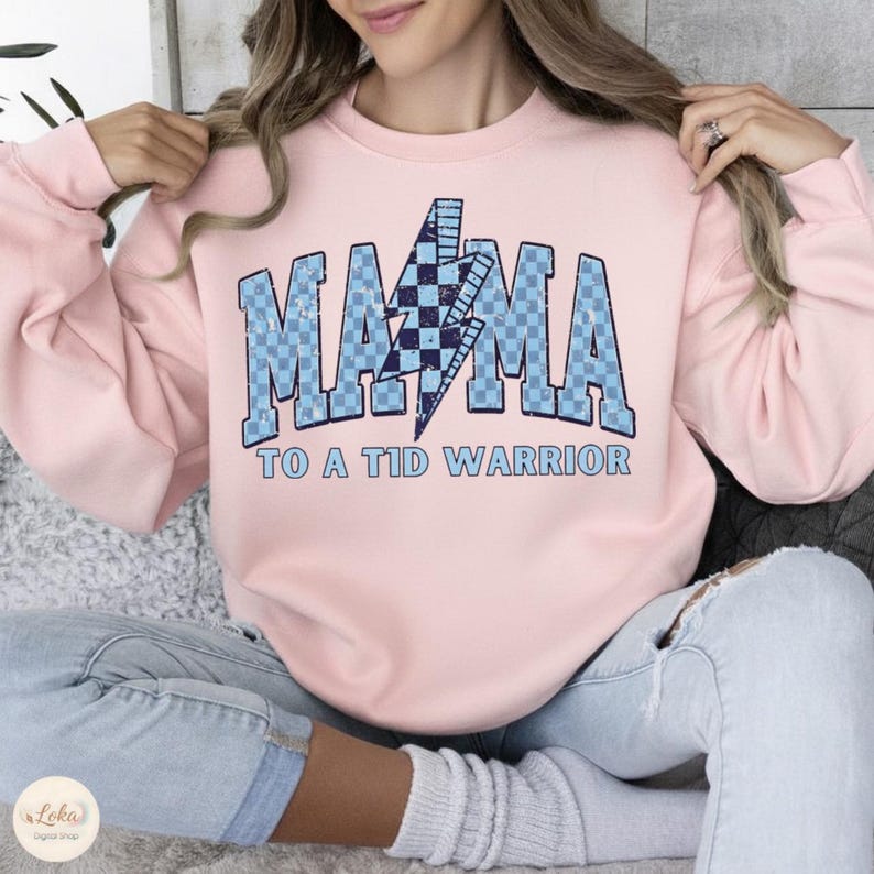 Retro Diabetes Awareness PNG design featuring “Mama to a T1D Warrior” text with blue ribbon, vintage style Type 1 Diabetes mom graphic for November awareness and support