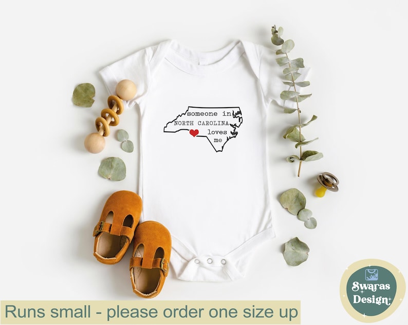 North Carolina Baby Onesie®, Long Distance Love, NC State Outline Bodysuit bild 1