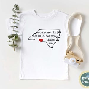 North Carolina Baby Onesie®, Long Distance Love, NC State Outline Bodysuit bild 4