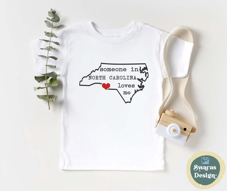 North Carolina Baby Onesie®, Long Distance Love, NC State Outline Bodysuit bild 4