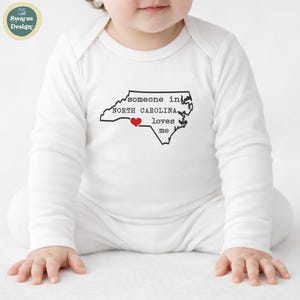 North Carolina Baby Onesie®, Long Distance Love, NC State Outline Bodysuit bild 2