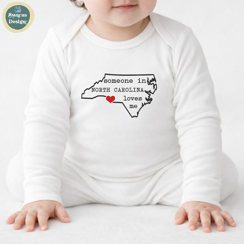 North Carolina Baby Onesie®, Long Distance Love, NC State Outline Bodysuit bild 2