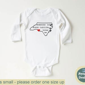 North Carolina Baby Onesie®, Long Distance Love, NC State Outline Bodysuit bild 3