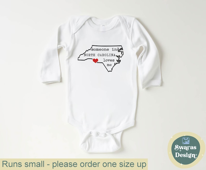 North Carolina Baby Onesie®, Long Distance Love, NC State Outline Bodysuit bild 3